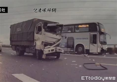 奪命影片曝！五楊高架貨車急煞失控 大迴轉與客運對撞駕駛不治 Ettoday社會新聞 Ettoday新聞雲