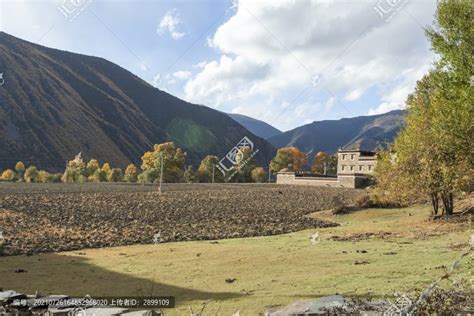 蓝天白云山脉藏族民居高原平原自然风景摄影素材汇图网