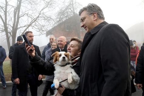 FOTO Vau kakav selfie Plenković se u Glini fotografirao s psićem i