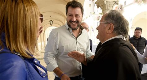 Matteo Salvini attacca Virginia Raggi È imbarazzante raccolta firme