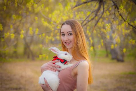 Bella Ragazza Con Un Coniglio Bianco Una Donna Sta Tenendo Una Lepre