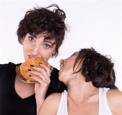 Dos Chicas Comiendo Hamburguesa Foto Premium