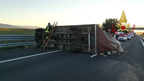 Incidente Sull A Tir Si Ribalta Traffico In Tilt