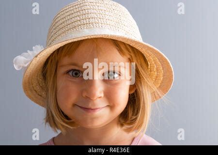 Jolie Fille De Quatre Ans Prend Un Bain Avec Mousse De Bain En Maillot