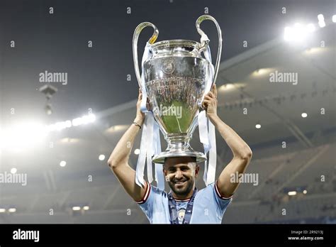 ISTANBUL Riyad Mahrez Del Manchester City FC Con Il Trofeo UEFA