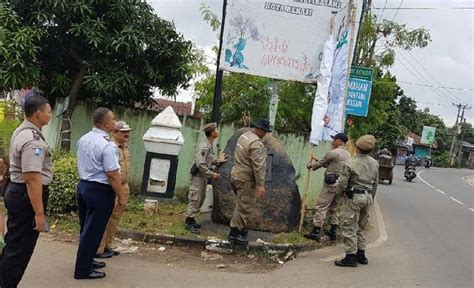 Dinilai Provokatif Polisi Turunkan Spanduk Fpi Di Bekasi Bernas Id