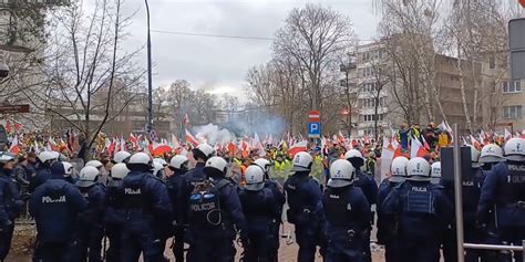 Starcia Protestuj Cych Z Funkcjonariuszami Przed Sejmem Jest Komunikat