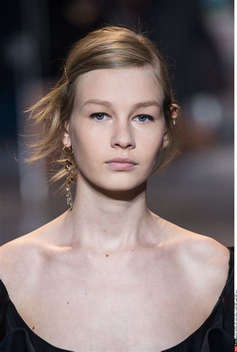 Labios rojos vs labios nude con qué maquillaje acierta Dior