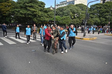 La Policía De La Ciudad Desalojó A Los Piqueteros Que Cortaban La 9 De