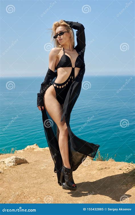 Jeune Jolie Blonde Posant En Parc Image Stock Image Du Femme Sexy 155432885