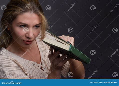Portrait D une Femme Blonde D âge Moyen En Vêtements Blancs Sur Fond Gris Clair Image stock