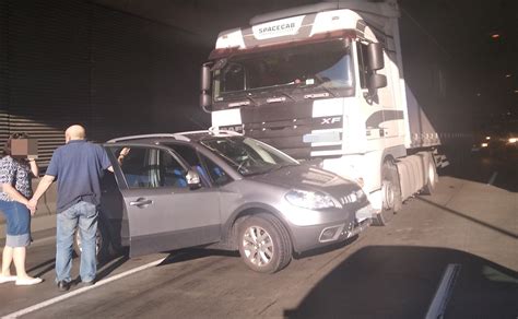 Wypadek w Katowicach Tunel zamknięty TIR zderzył się z samochodem