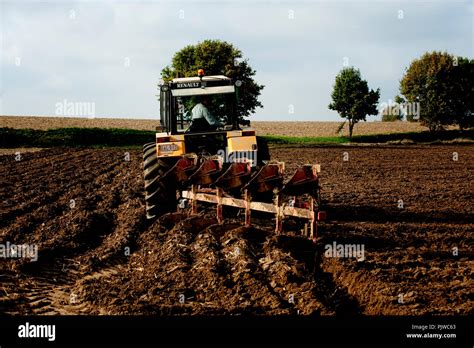 Tracteur Agriculteur Champ Fotos Und Bildmaterial In Hoher Aufl Sung