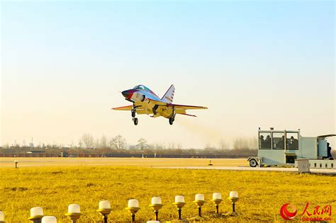 海军航空大学某团新一批舰载战斗机飞行学员成功单飞【5】 军事 人民网