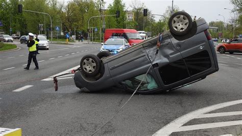 Warszawa Zderzenie Dw Ch Aut Na Skrzy Owaniu Jedno Dachowa O Tvn