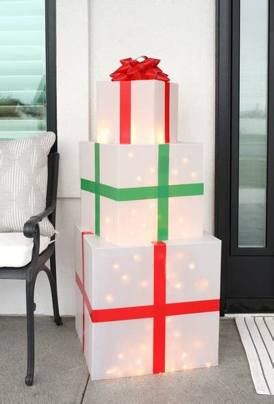 giant-light-up-christmas-presents-diy-outdoor-decoration - Craftionary