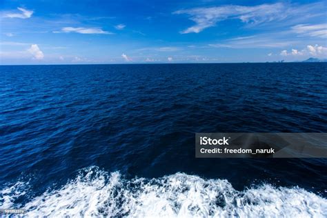 Air Laut Biru Dengan Busa Laut Sebagai Latar Belakang Foto Stok Unduh