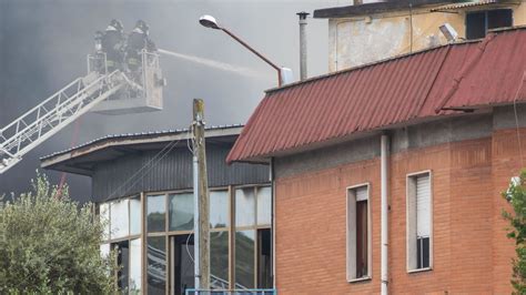 Spaventoso Incendio A Tor Cervara Roma Sovrastata Da Una Colonna Di