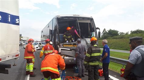 Acidente Entre Caminhões E ônibus Deixa Um Ferido Na Rodovia Dos