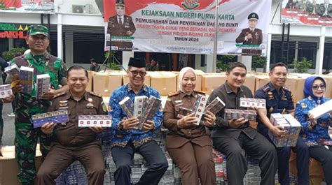 Kepala Kejaksaan Negeri Purwakarta Pimpin Pemusnahan Barang Bukti Rokok