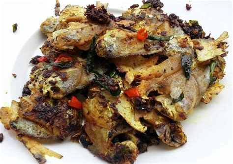 Crispy Fried Fish With Dry Curried Sauce Recipe by Lee Goh - Cookpad