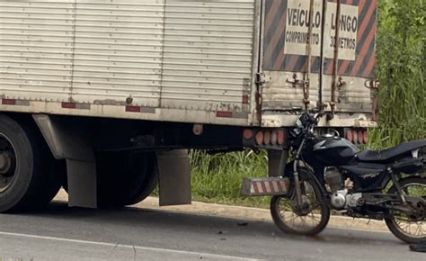 Motociclista morre após bater na traseira de caminhão em Bragança