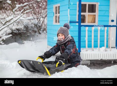 Kind Im Schlitten Fotos Und Bildmaterial In Hoher Auflösung Alamy