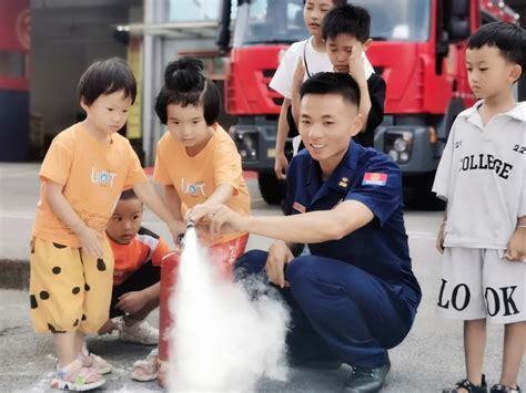 【安全教育】开学第一课：萌娃走进消防队 零距离体验“火焰蓝”澎湃号·政务澎湃新闻 The Paper