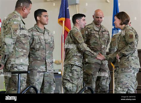 La sargento principal de la Fuerza Aérea Joanne S Bass presenta su