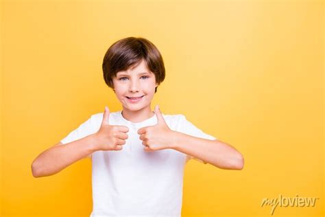 Retrato Do Menino De Escola Novo Atrativo Sorrindo Mostrando