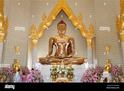 Gold Buddha statue at Wat Traimit, Bangkok, Thailand Stock Photo - Alamy