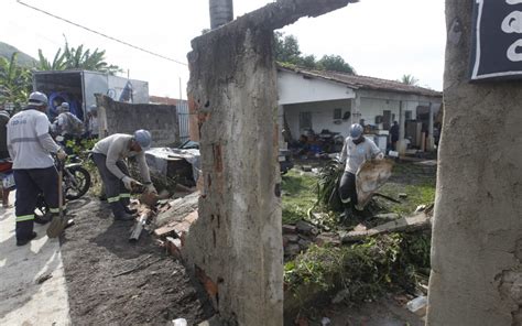 Adutora rompe e água destrói casas em Nova Iguaçu Rio de Janeiro O Dia