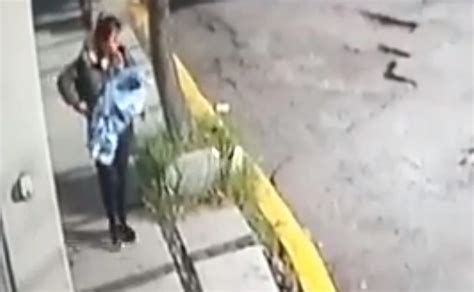 VIDEO Captan el momento exacto en que mujer abandona a bebé El Siglo