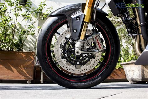 Soi naked bike Triumph Speed Triple màu xám mờ tại Hà Nội