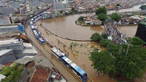 Rt Di Dki Jakarta Masih Terendam Banjir Sampai Siang Ini Ketinggian