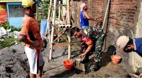 Wujudkan Kemanunggalan Tni Babinsa Blimbing Bantu Perbaikan Rumah Warga