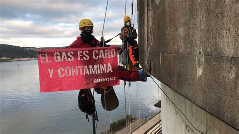 Escaladores De Greenpeace Se Encaraman A Uno De Los Dep Sitos De Reganosa