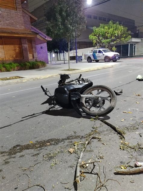 Un Motociclista Lesionado Al Chocar Contra Un Autom Vil Que Se Dio A La