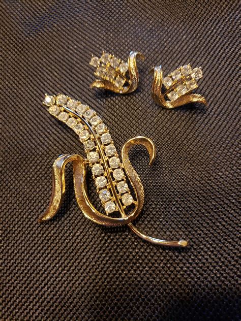 sarah coventry flower brooch 1
