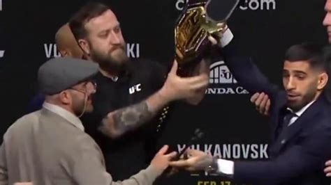 Ilia Topuria le roba el cinturón a un Alexander Volkanovski vestido de