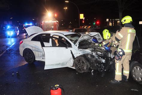 Berlin Betrunkener Mercedes Fahrer Verliert Kontrolle Und Kracht In