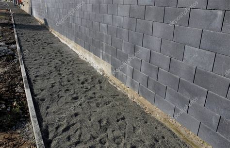 pavimentación de hormigón en un carril entre bordillos los bordes de