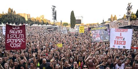 Vasco Fa Esplodere Di Gioia Il Circo Massimo A Roma E Si Prepara Al