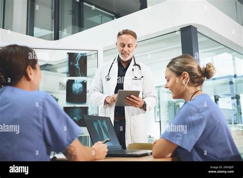 Le patient passe en premier quoi qu il arrive un médecin mature qui mène une discussion avec