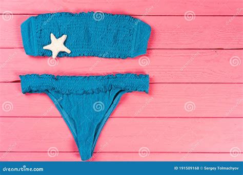 Bikini Azul Sobre Fondo De Madera Rosa Brillante Foto De Archivo Imagen De Modelo Verano