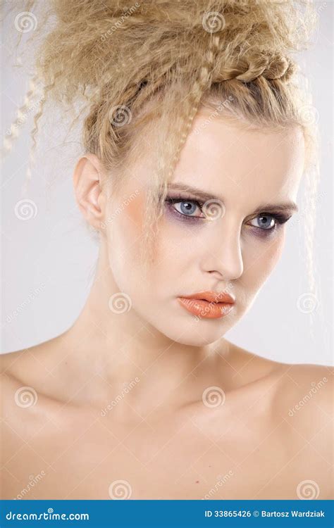 Jeune Jolie Femme Avec De Beaux Poils Blonds Photo Stock Image Du Blonde Humain 33865426