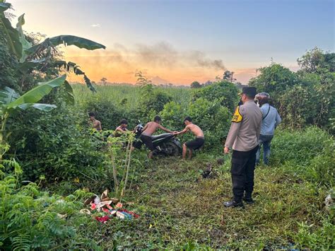 Dibubarkan Polisi Pembalap Liar Di Mojokerto Kocar Kacir Kabur Ke Sawah