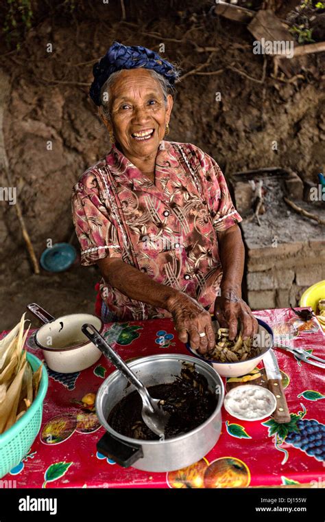 Elderly Zapotec Woman Tamales Hi Res Stock Photography And Images Alamy