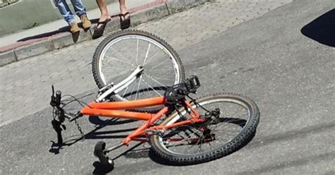 A Gazeta Ciclista fica ferido ao bater na traseira de caminhão em