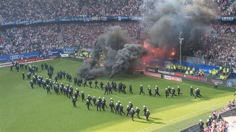 Bundesliga: Wie kommt Pyrotechnik ins Stadion? | Augsburger Allgemeine